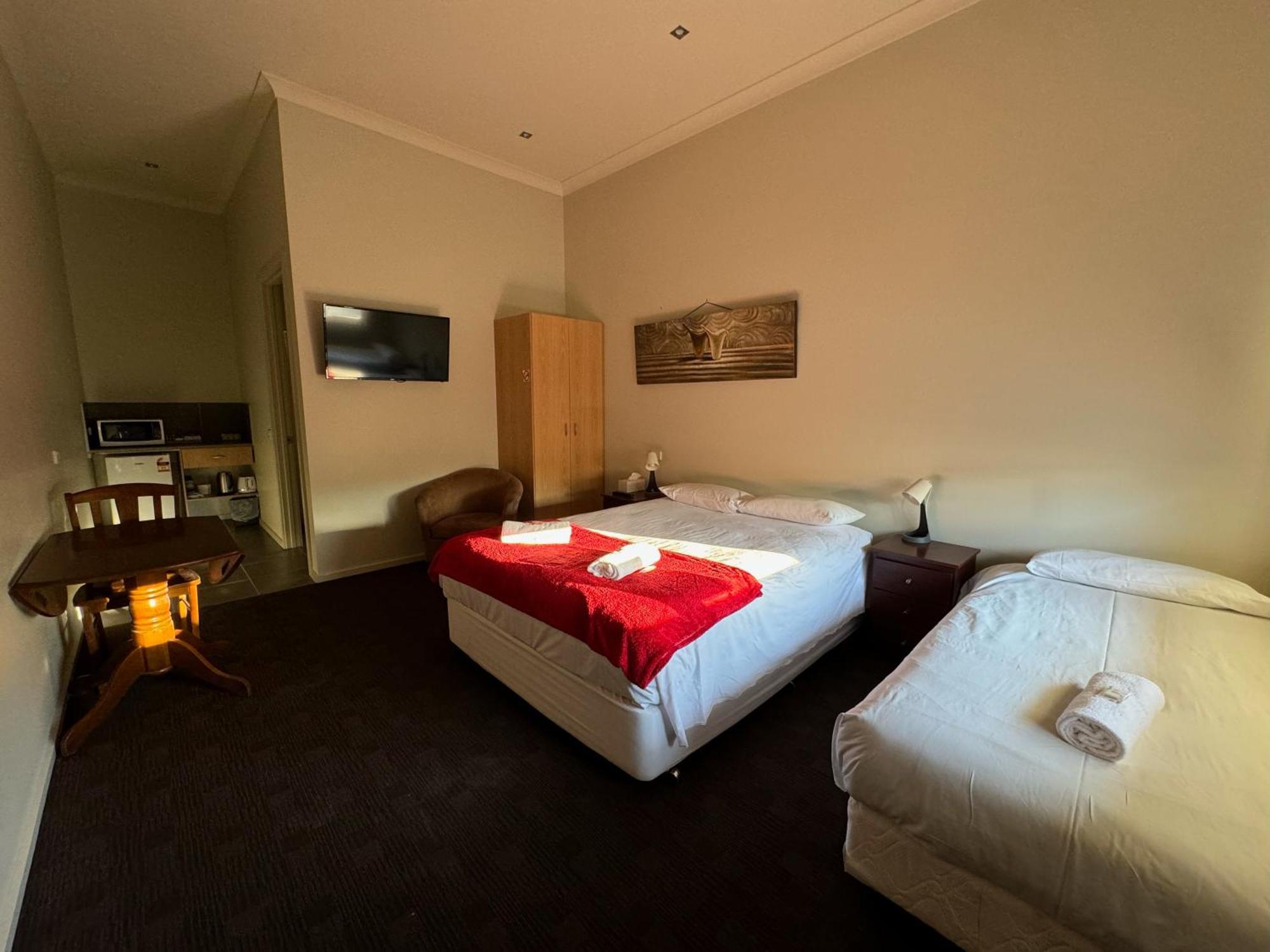 Falcon Hotel Motel Kanyapella Bagian luar foto